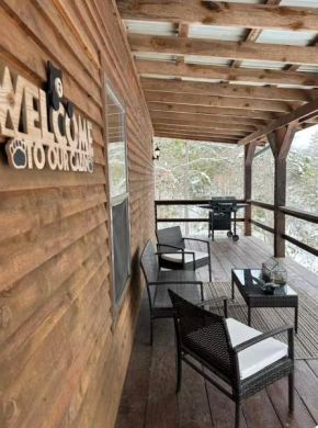Cedar Creek Cabins #1 - Giant Spa Tub, Large Wooded Porch, Full Kitchen, 1 Bedroom
